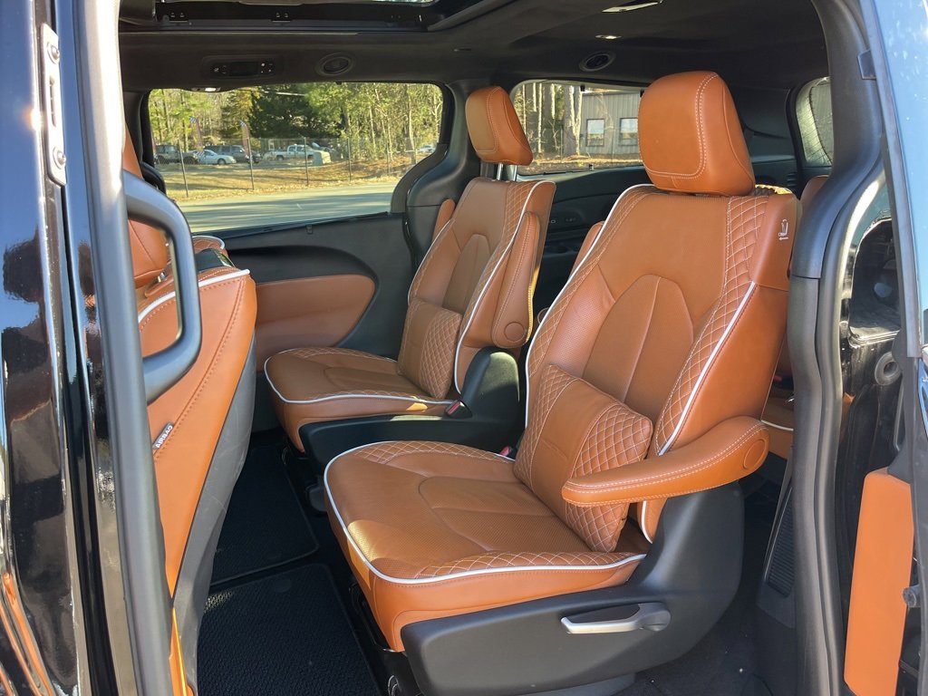 Used 2024 Chrysler Pacifica Pinnacle w/ Trailer Tow Group image 22