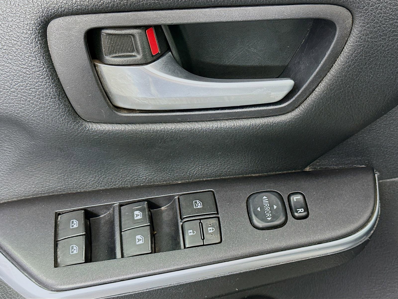 Used 2015 Toyota Camry SE FWD image 17