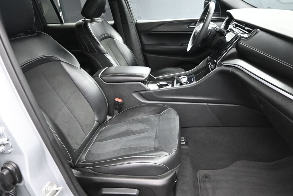 Used 2024 Jeep Grand Cherokee Altitude RWD image 35