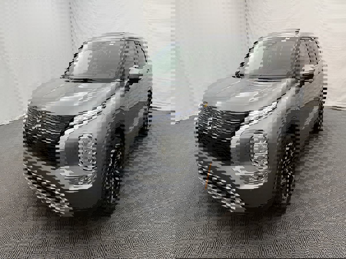 Used 2024 Mitsubishi Outlander SE Black Edition image 2