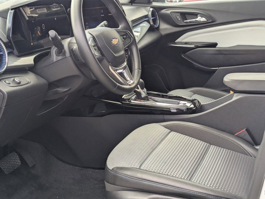 Used 2025 Chevrolet Trax LT w/ LT Convenience Package image 23