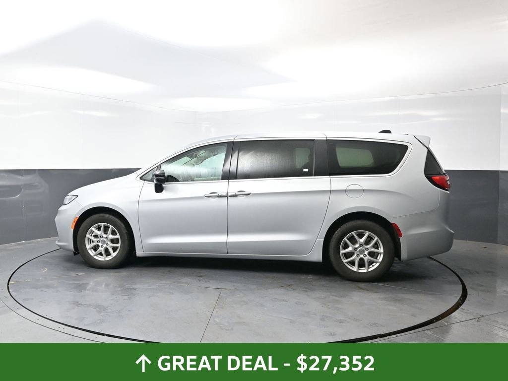 Used 2024 Chrysler Pacifica Touring-L image 13