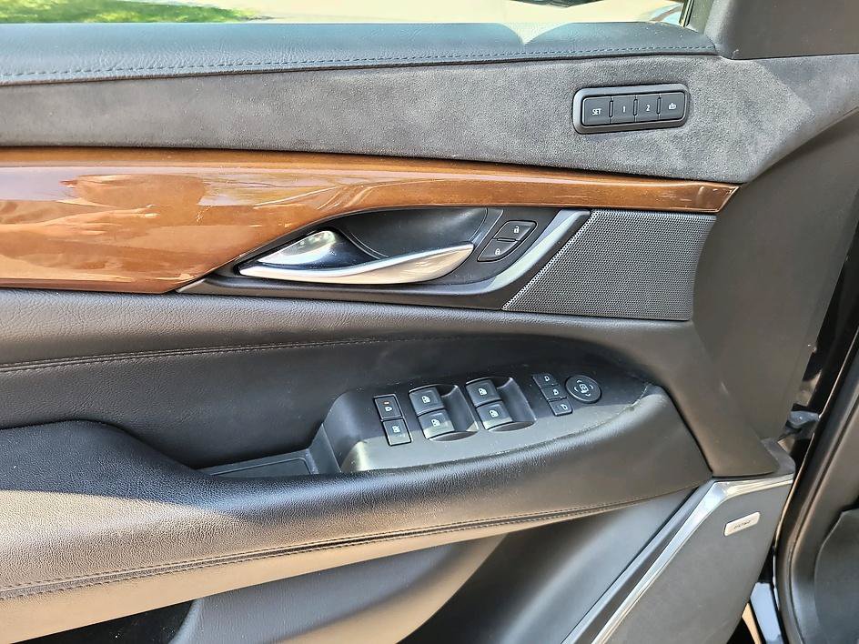 Used 2020 Cadillac Escalade Luxury w/ Escalade Sport Edition AWD/4WD image 20