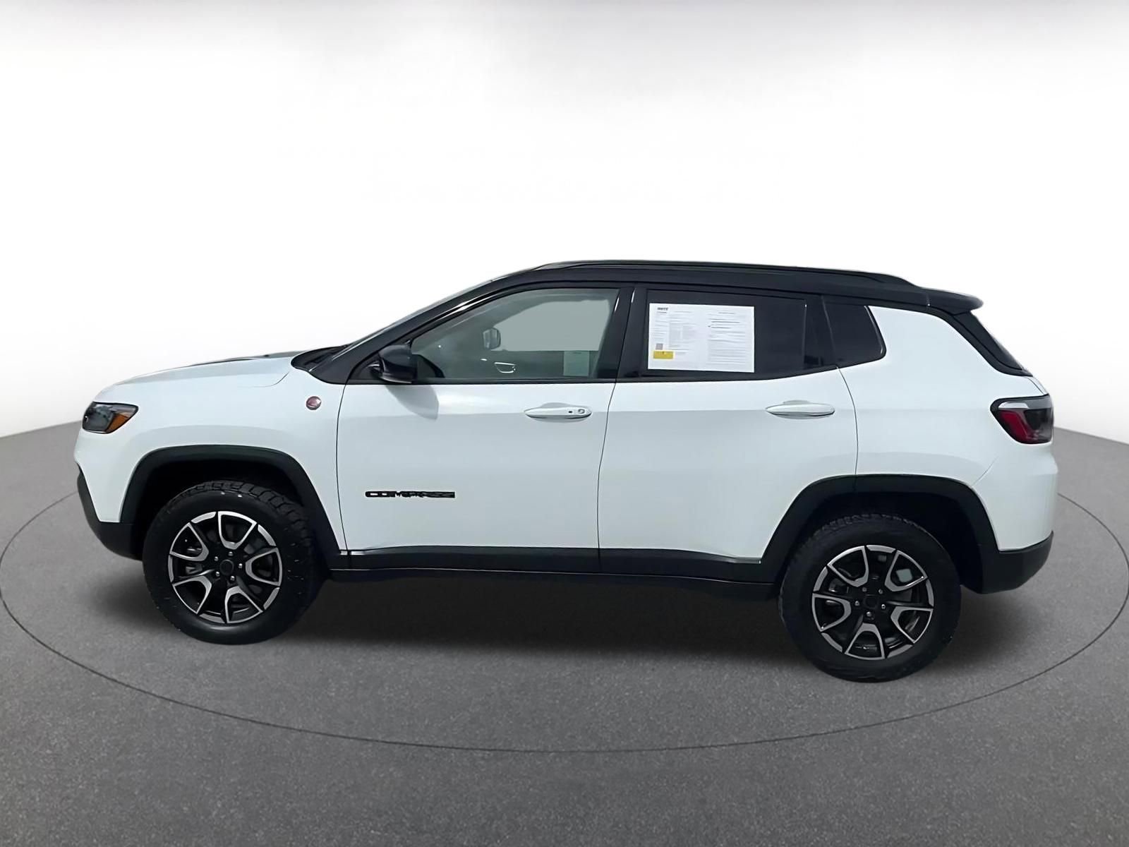 Used 2025 Jeep Compass Trailhawk AWD/4WD image 9