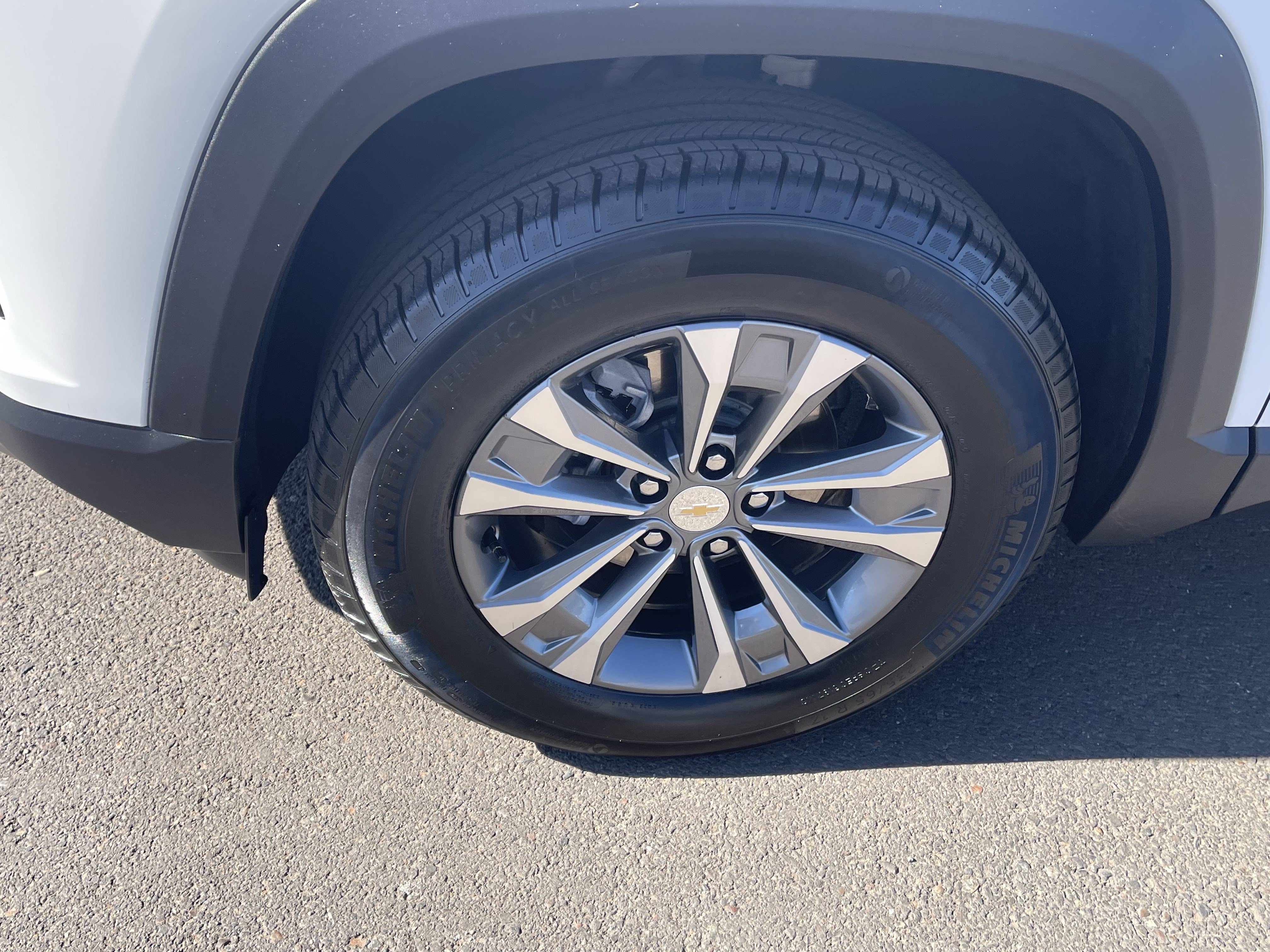 Used 2026 Chevrolet Equinox LT AWD/4WD image 9