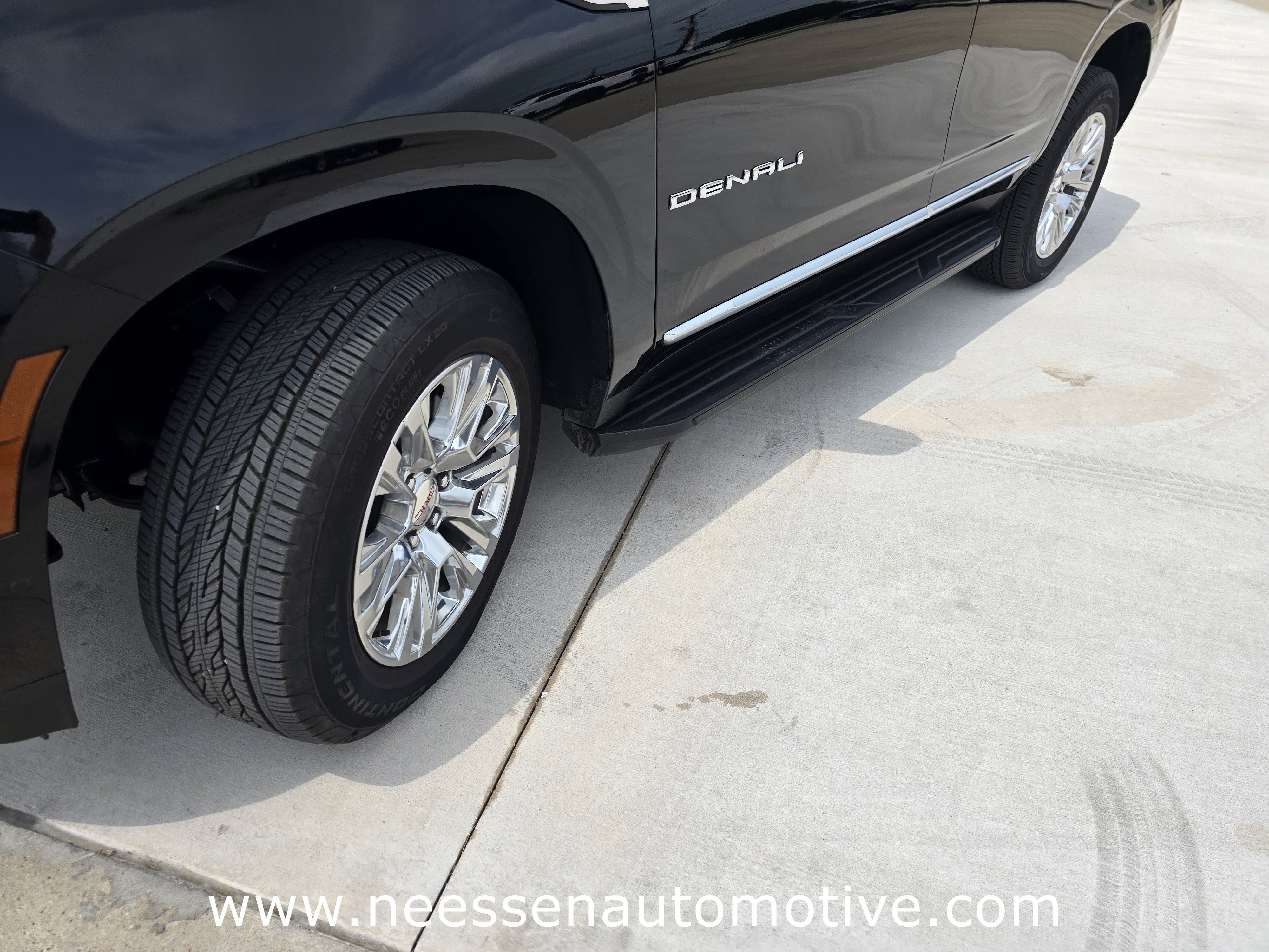 Used 2025 GMC Yukon Denali AWD/4WD image 3