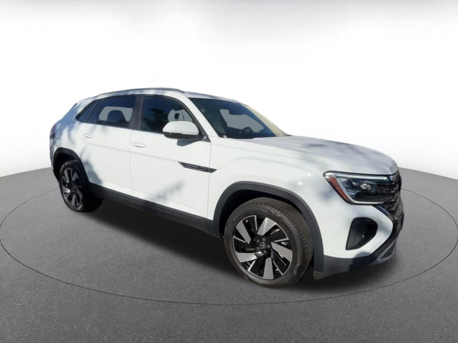 Used 2025 Volkswagen Atlas Cross Sport SE image 2