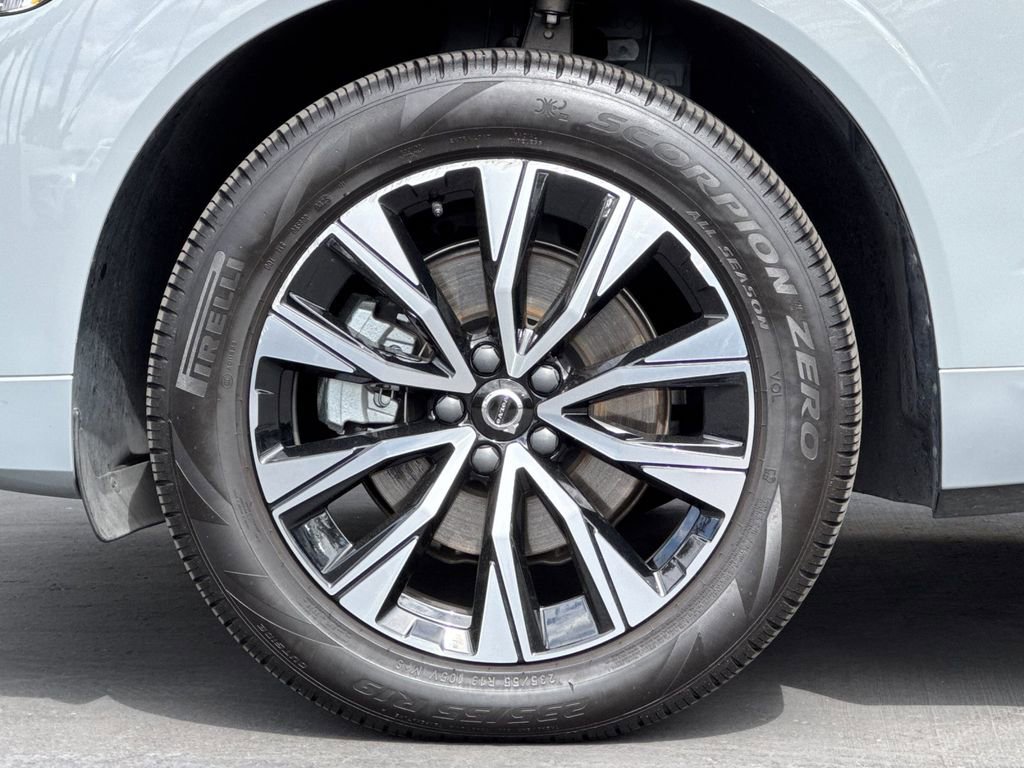 Certified 2025 Volvo XC60 B5 Core image 25