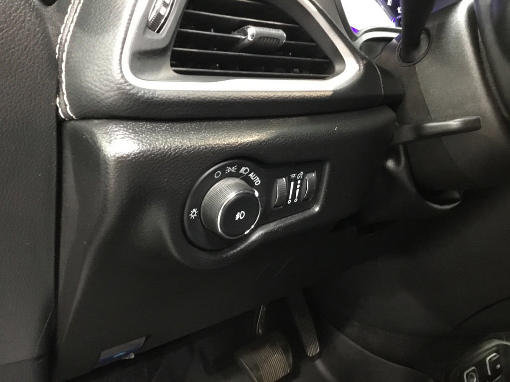 Used 2021 Chrysler Pacifica Touring-L w/ Uconnect Theater Family Group AWD/4WD image 9