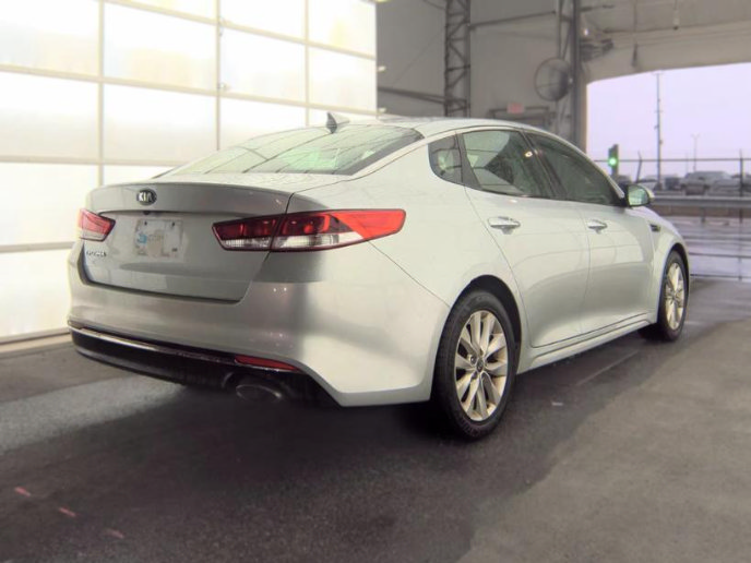 Used 2017 Kia Optima LX FWD image 3