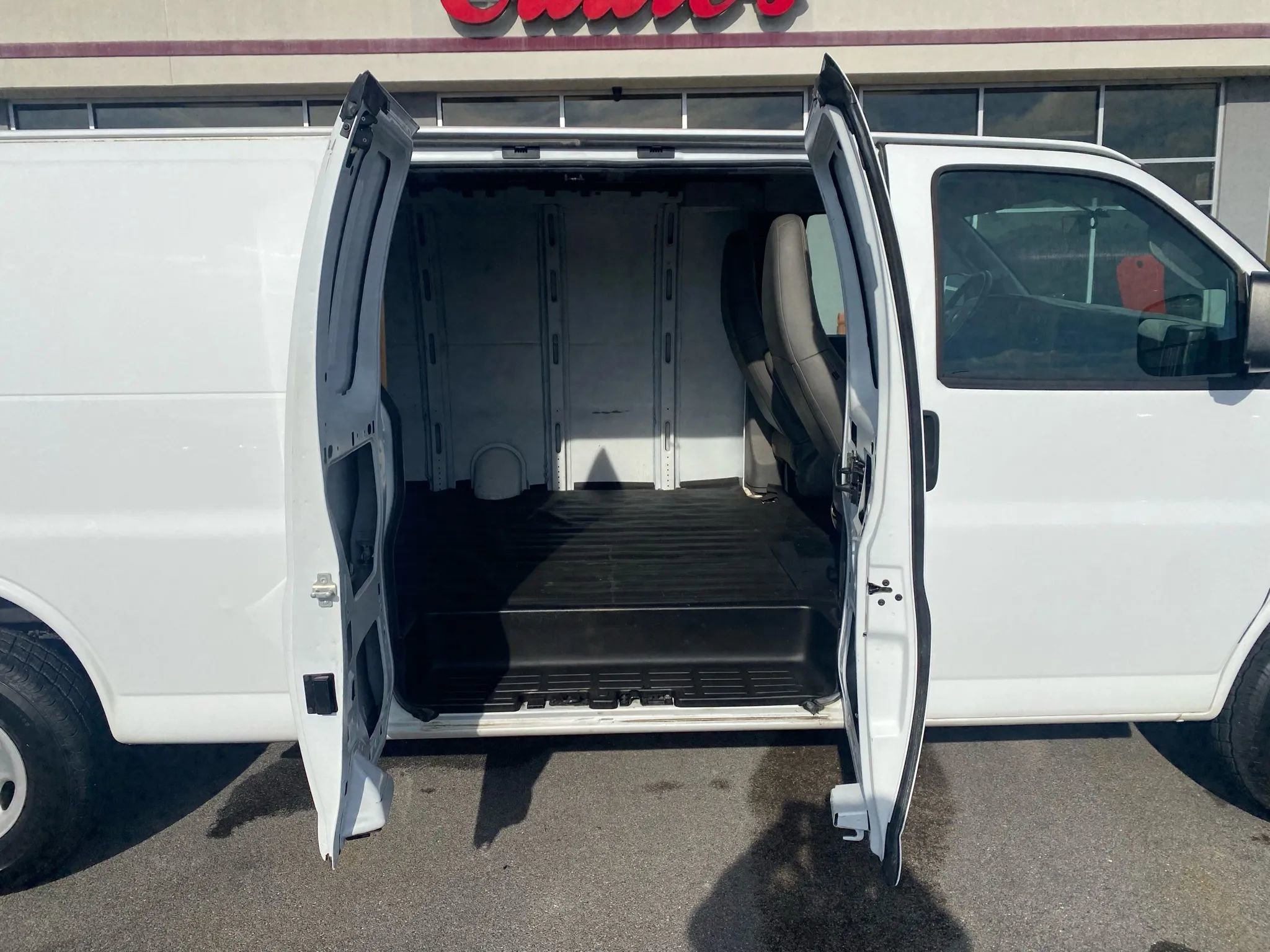 Used 2017 Chevrolet Express 3500 Extended image 21