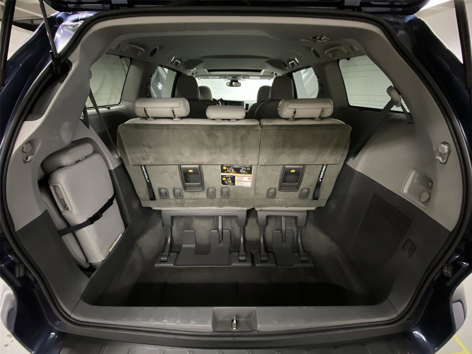 Used 2018 Toyota Sienna XLE image 25