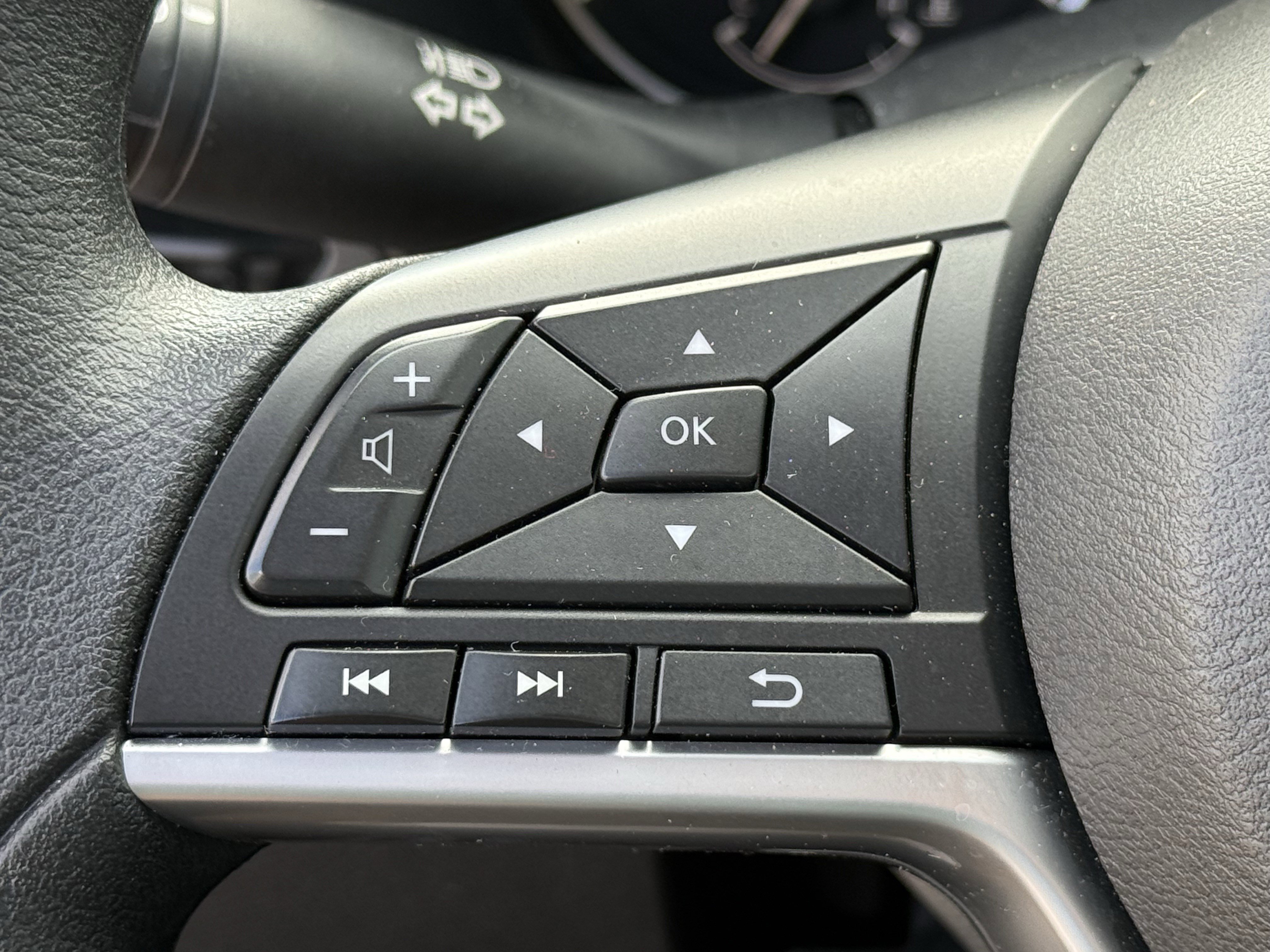 Used 2025 Nissan Altima 2.5 SV FWD image 17