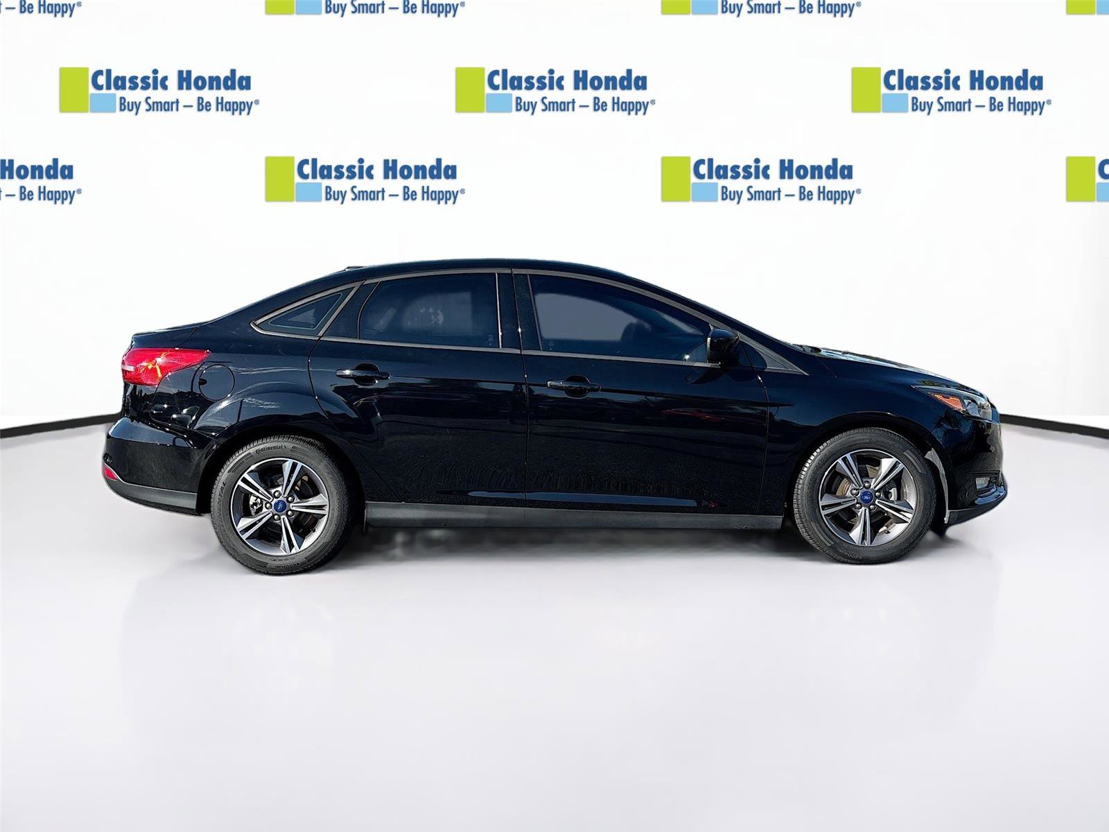 Used 2018 Ford Focus SE w/ SE Appearance Package image 9