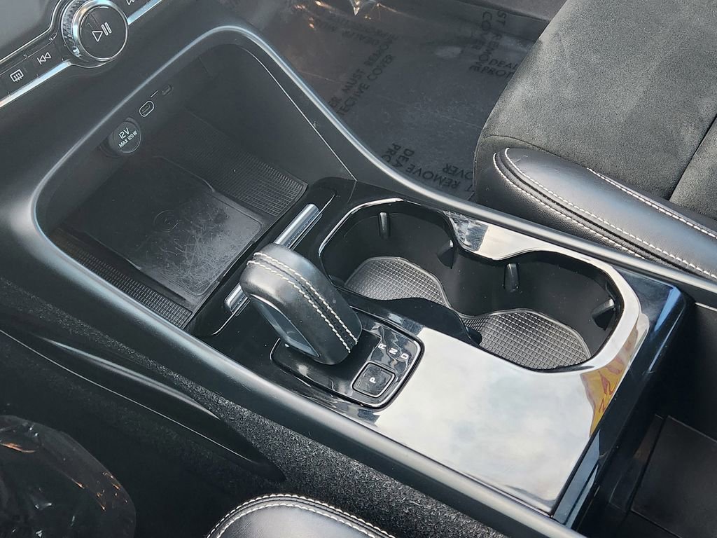 Used 2022 Volvo XC40 P8 Recharge Plus image 25