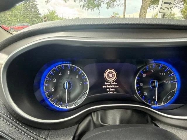Used 2019 Chrysler Pacifica Limited FWD image 34