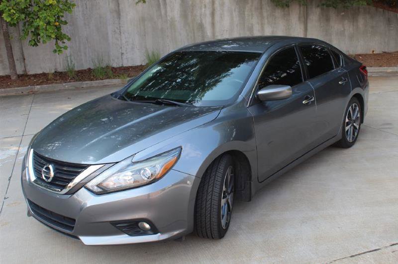 Used 2017 Nissan Altima 2.5 SR w/ LED Appearance Package FWD image 2