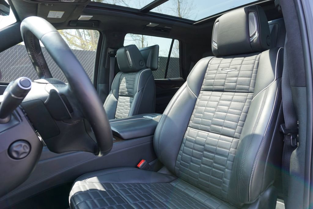 Used 2022 Cadillac Escalade Sport Platinum w/ LPO, ONYX Package image 16