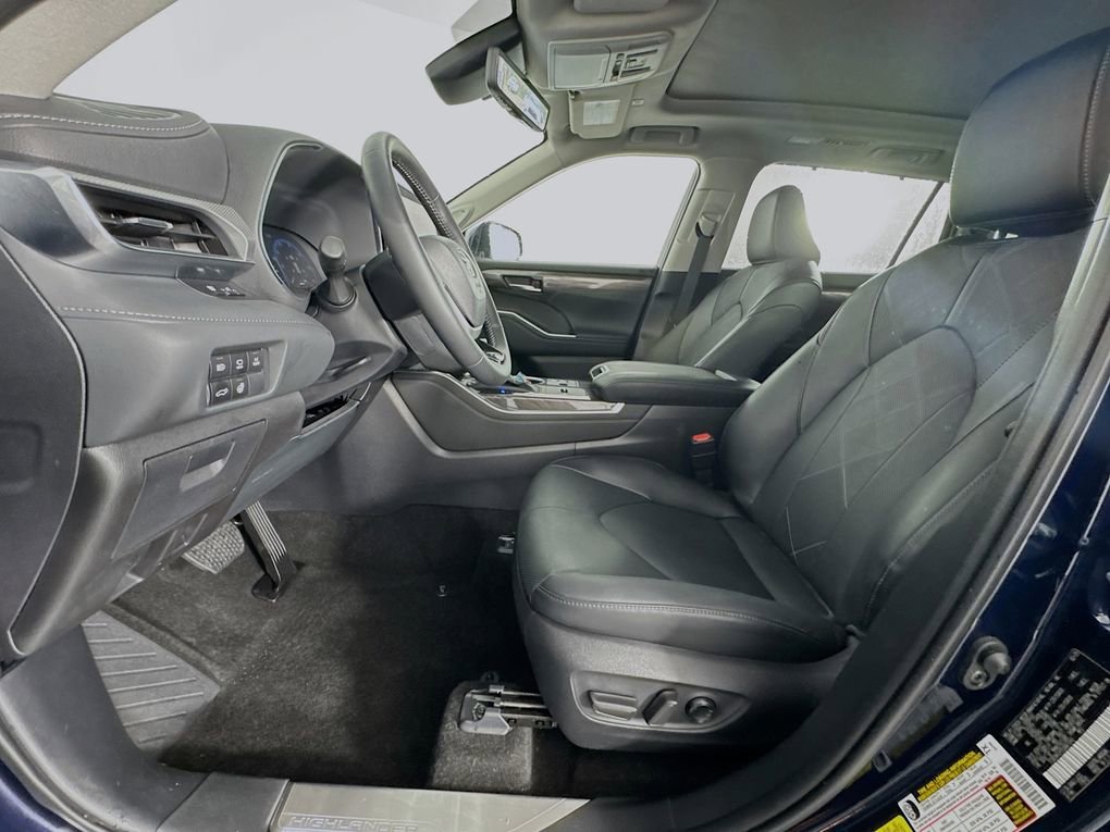 Used 2025 Toyota Highlander Platinum image 12