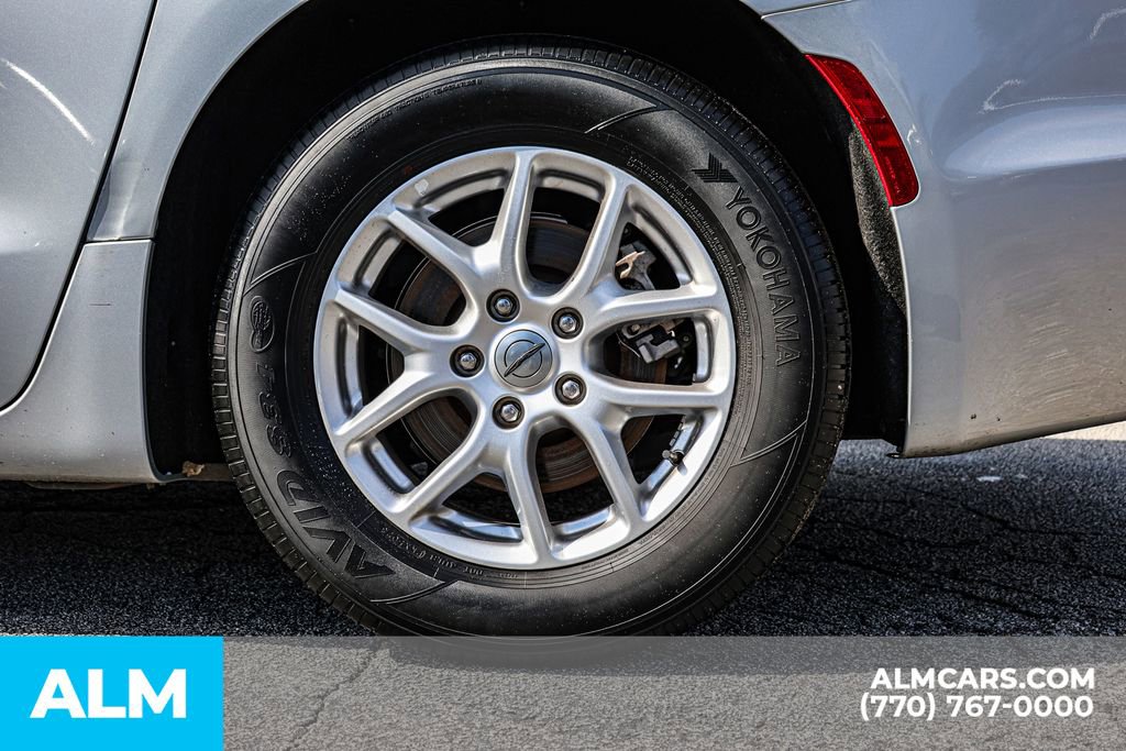 Used 2024 Chrysler Pacifica Touring-L FWD image 18