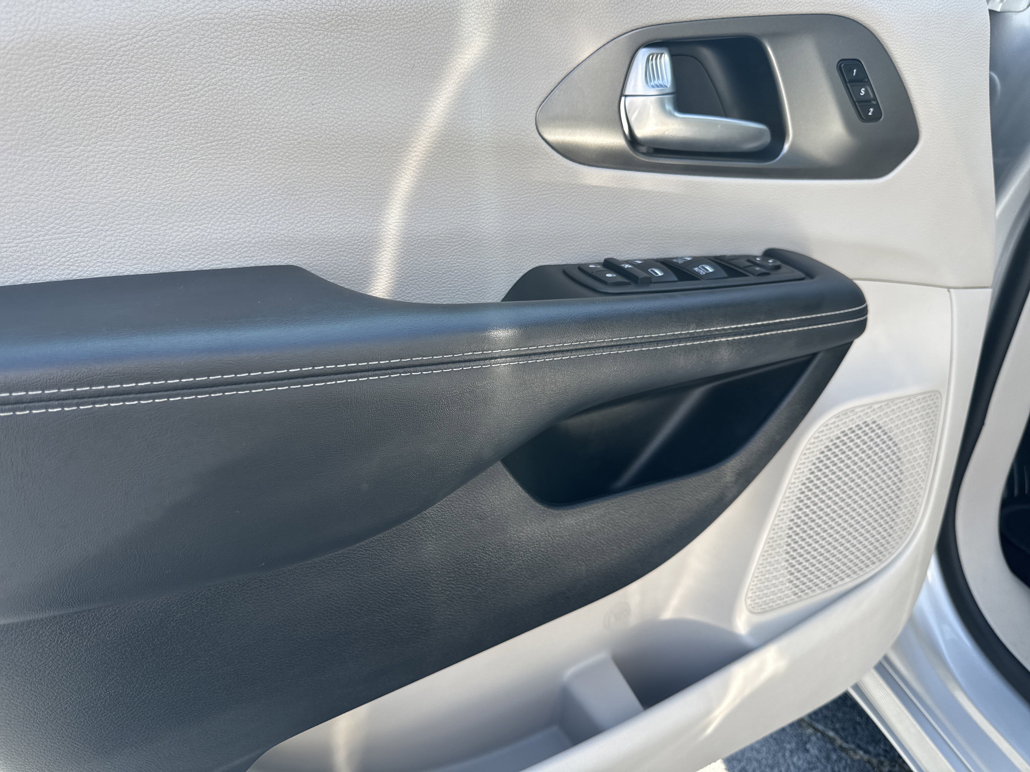 Used 2024 Chrysler Pacifica Touring-L image 11