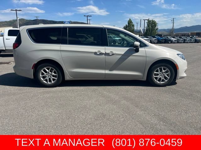 Used 2017 Chrysler Pacifica Touring FWD image 2