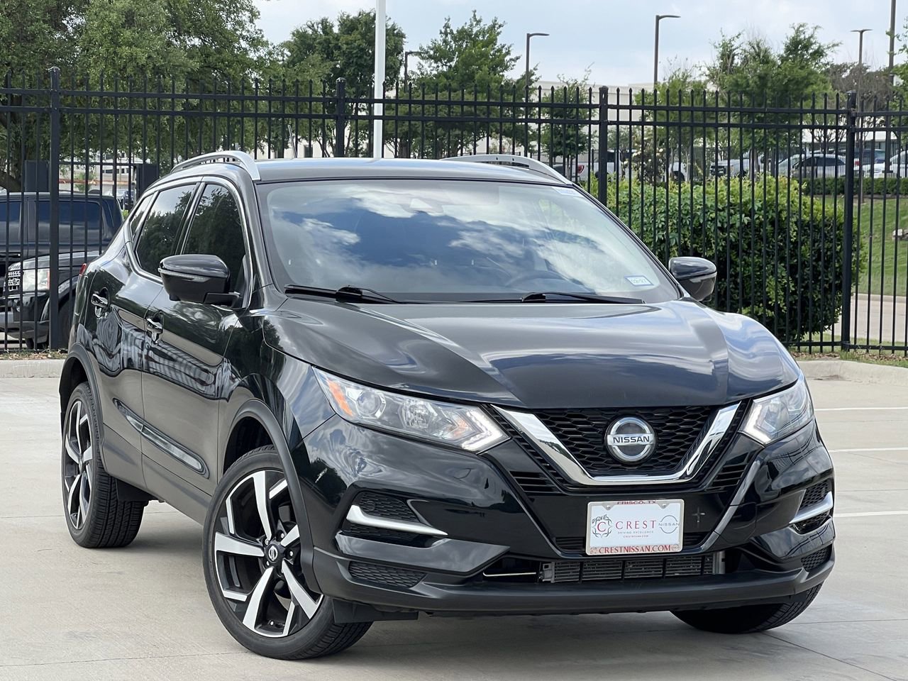 Used 2022 Nissan Rogue Sport SL FWD image 2