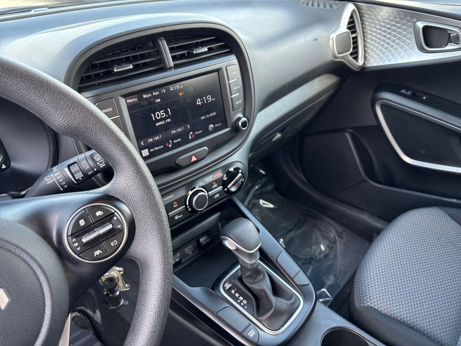 Used 2025 Kia Soul LX w/ LX Technology Package FWD image 17