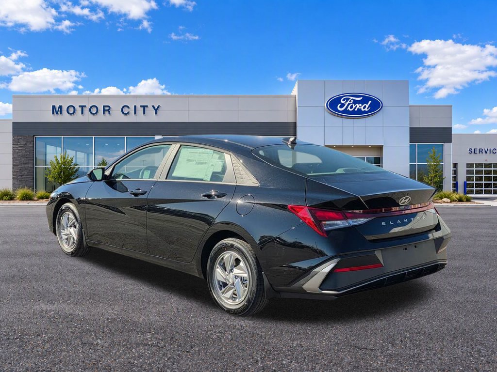 Used 2026 Hyundai Elantra SE FWD image 4