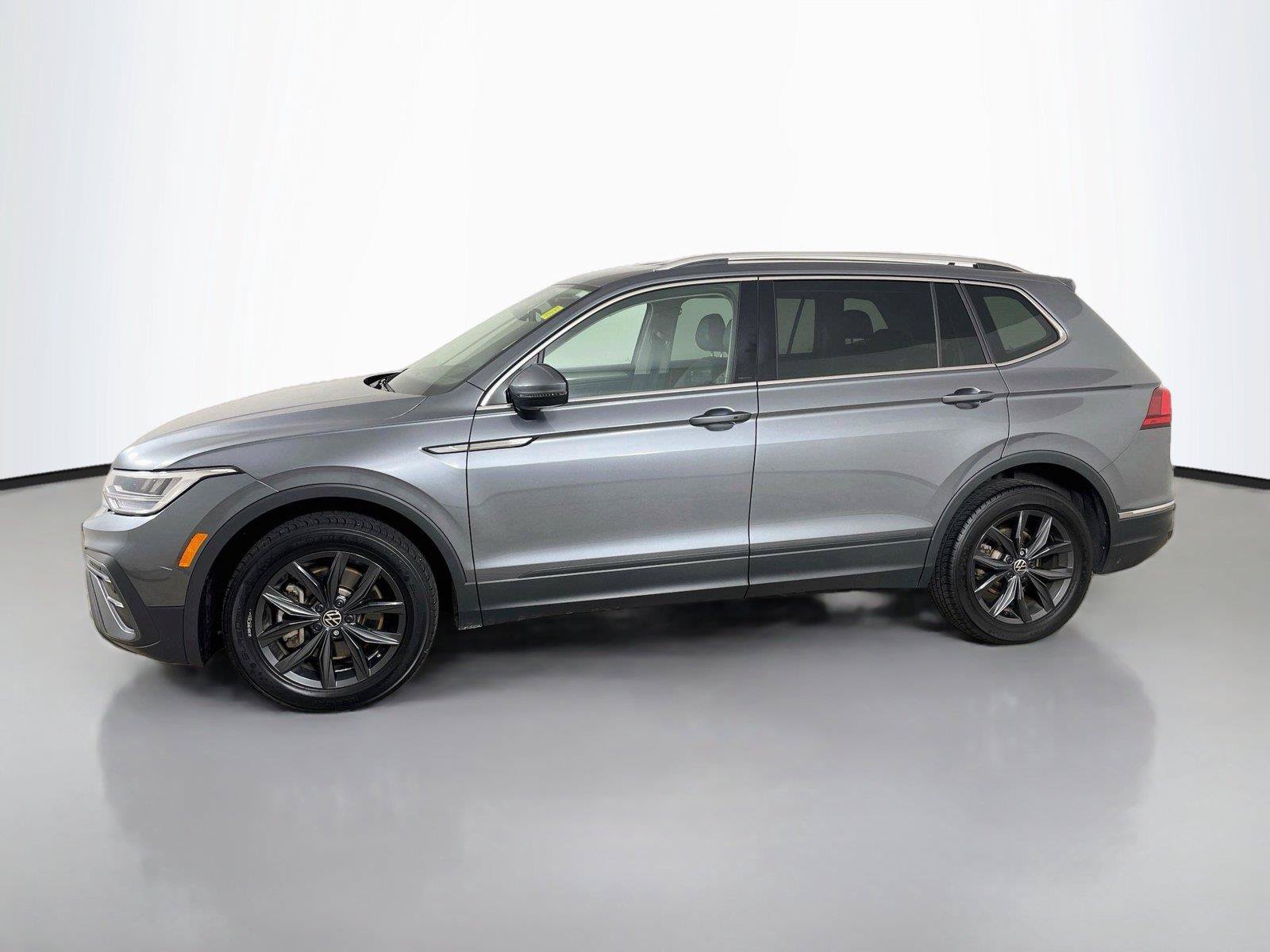 Used 2024 Volkswagen Tiguan SE AWD/4WD image 8