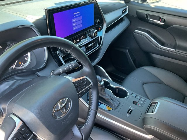 Used 2025 Toyota Highlander XLE FWD image 23