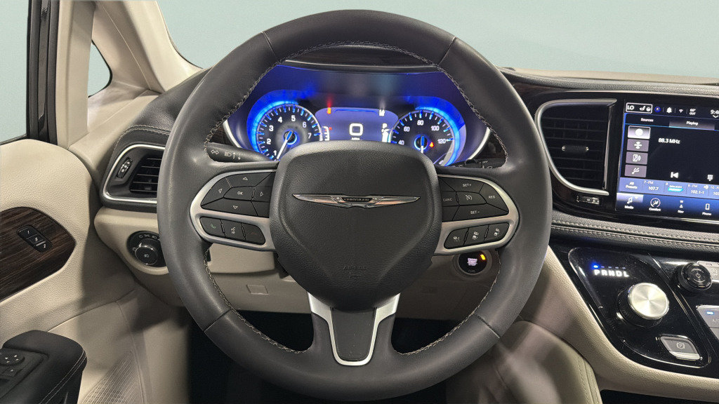 Used 2023 Chrysler Pacifica Limited FWD image 36