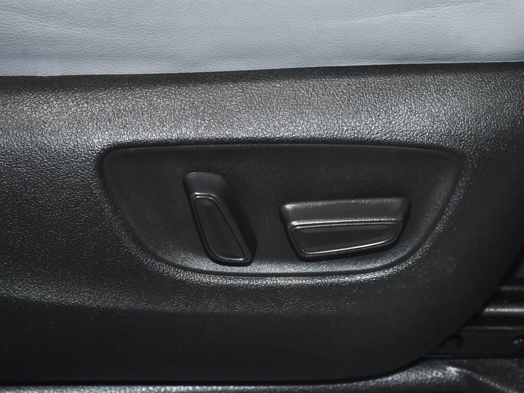 Used 2023 Toyota Sienna Limited image 59