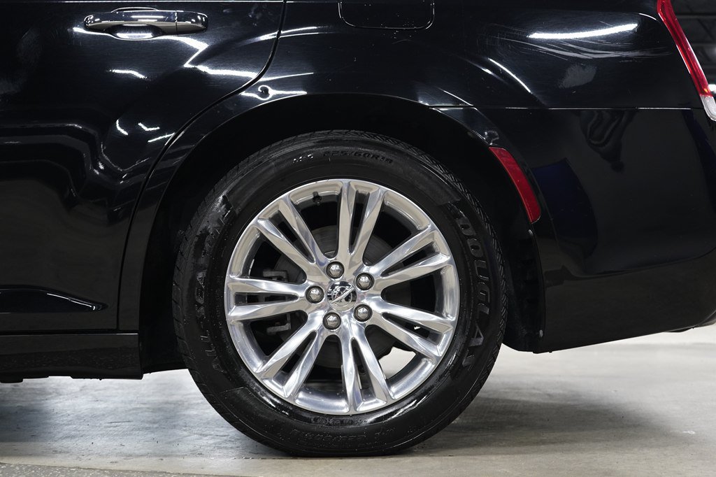 Used 2017 Chrysler 300 C RWD image 35