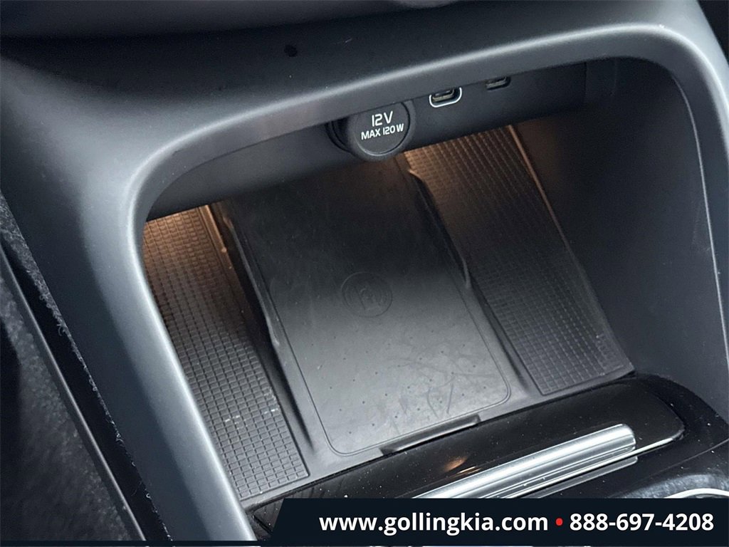 Used 2025 Volvo XC40 B5 Plus image 28