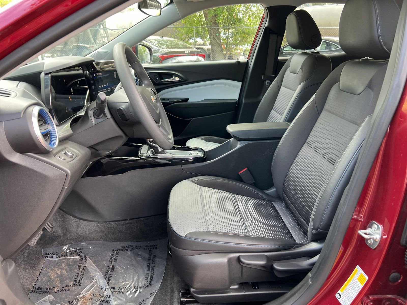 Used 2025 Chevrolet Trax LT FWD image 24
