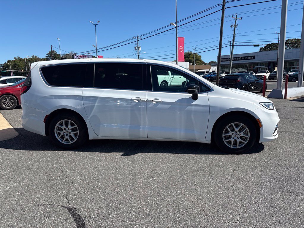 Used 2025 Chrysler Pacifica Select FWD image 4