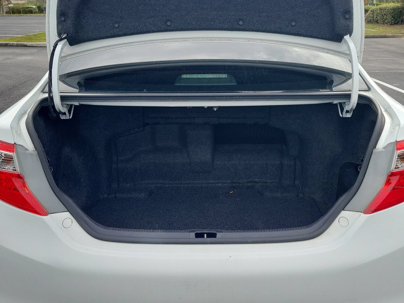 Used 2014 Toyota Camry SE w/ Moonroof Package FWD image 9