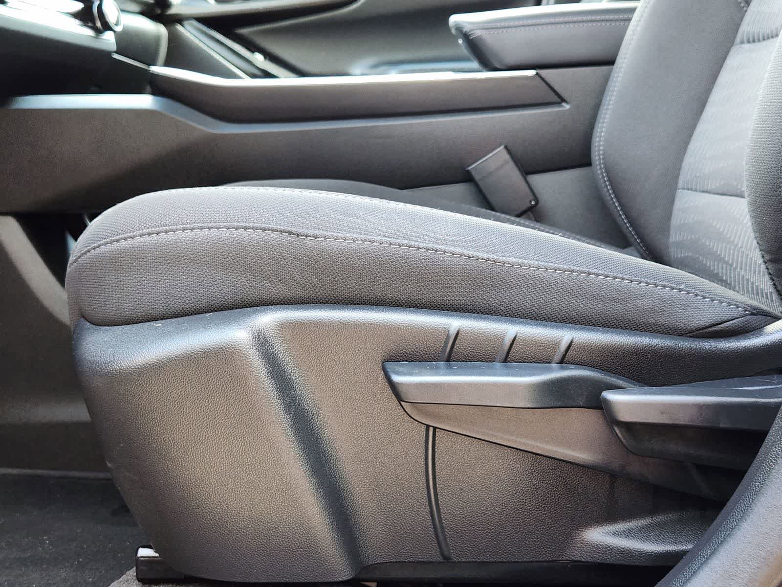 Used 2025 Chevrolet Equinox LT w/ Safety and Technology Package FWD image 23
