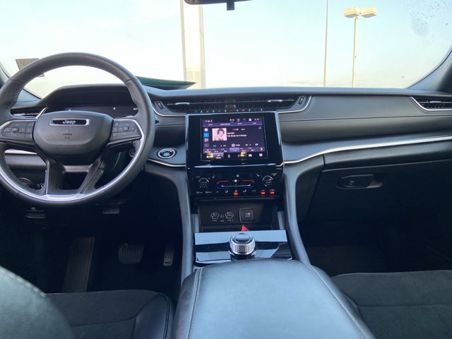 Used 2025 Jeep Grand Cherokee Altitude AWD/4WD image 15