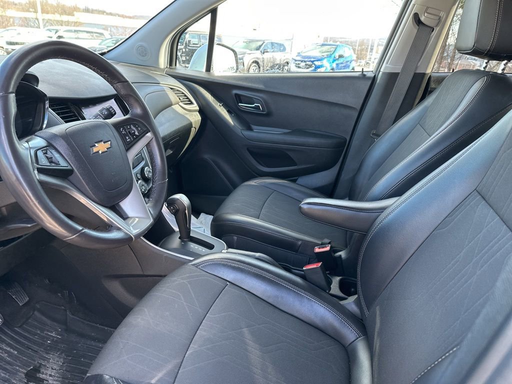 Used 2020 Chevrolet Trax LT w/ LT Convenience Package image 9