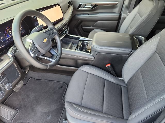 Used 2025 Chevrolet Suburban LS RWD image 4