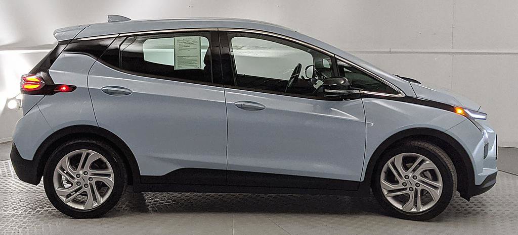 Used 2022 Chevrolet Bolt LT FWD image 2