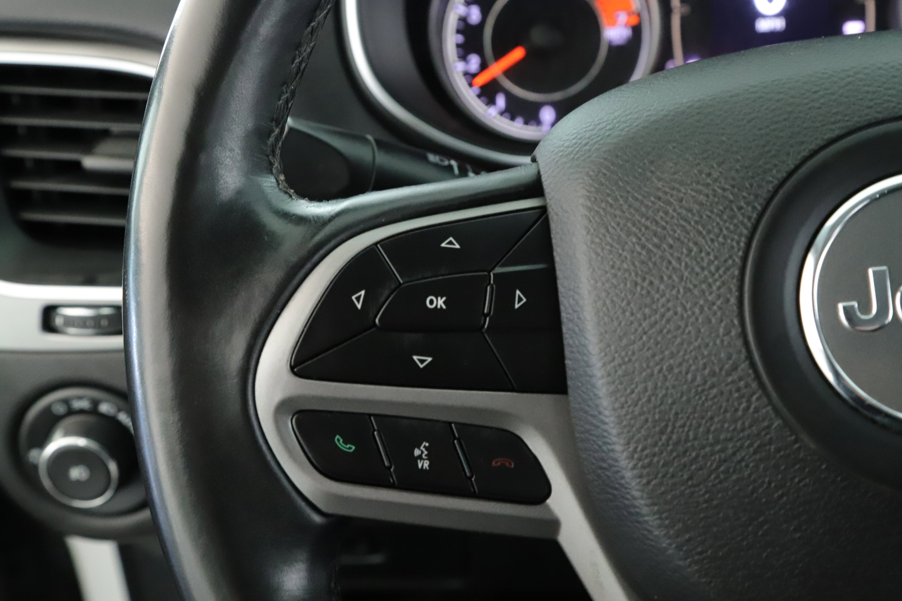 Used 2019 Jeep Cherokee Latitude Plus image 9