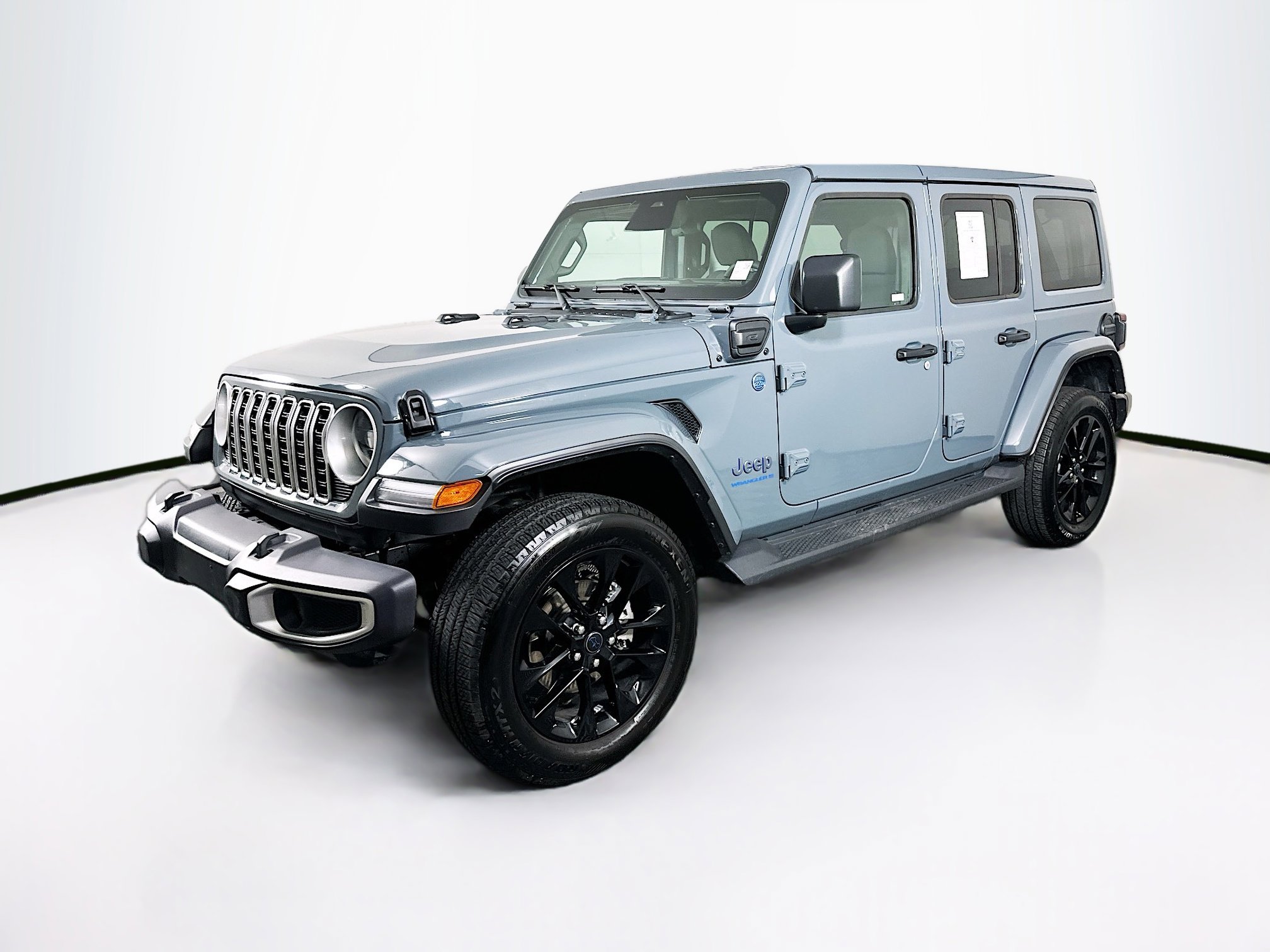 Used 2025 Jeep Wrangler Sahara image 3