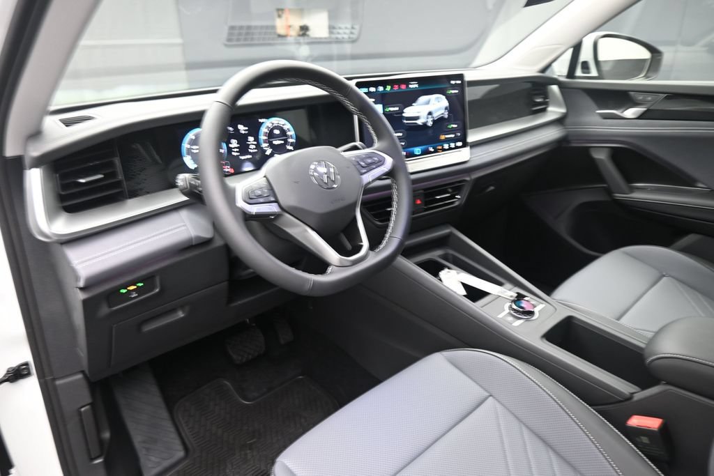 New 2026 Volkswagen Tiguan SE FWD image 17