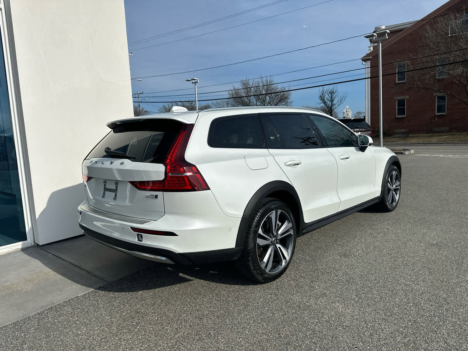 Used 2023 Volvo V60 B5 Cross Country Plus w/ Climate Package image 8