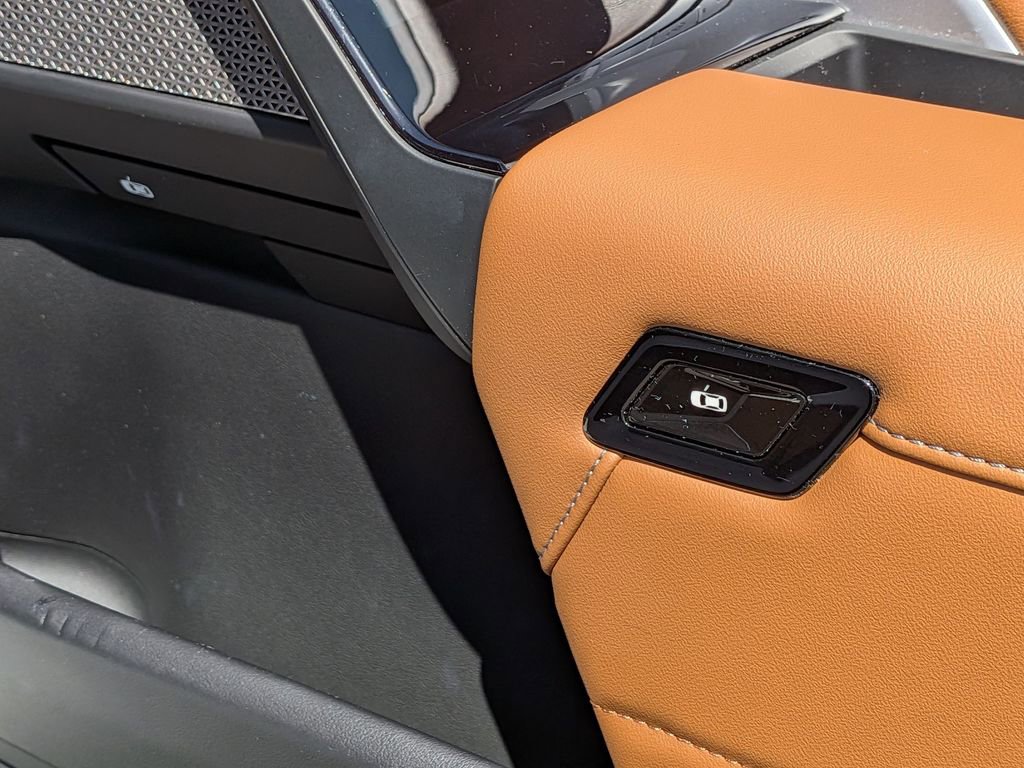 Used 2023 BMW 740i w/ Parking Assistance Package image 34