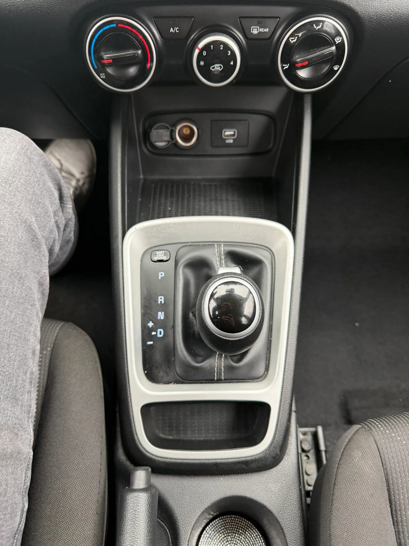 Used 2020 Hyundai Venue SE image 24