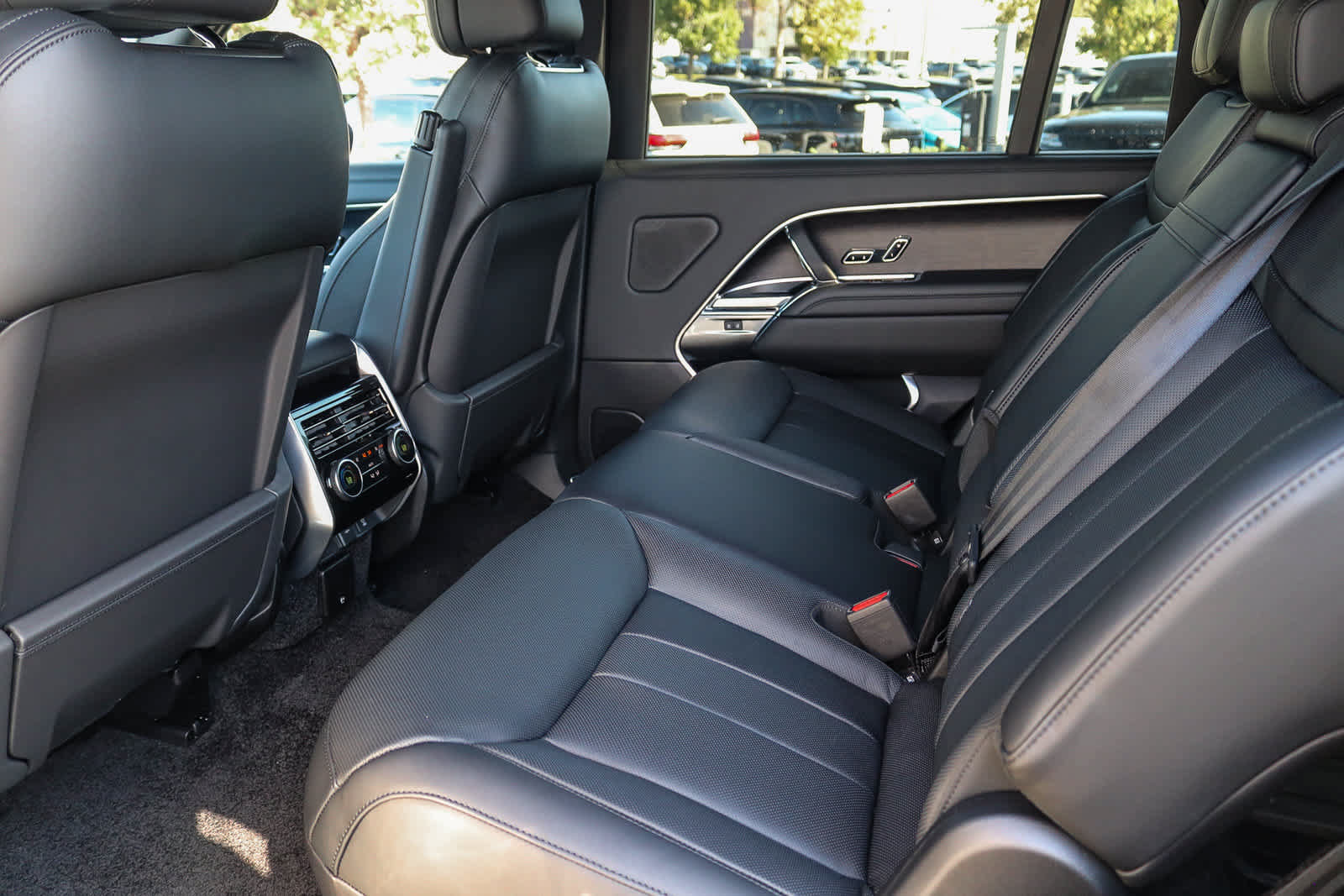 New 2026 Land Rover Range Rover Long Wheelbase SE AWD/4WD image 17